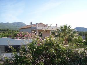 莫拉塔利亚Casa Trotamundos的一座房子,阳台上放着粉红色的鲜花