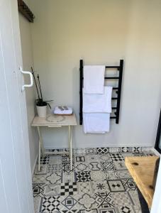 玛塔玛塔Central Matamata Boutique的浴室设有桌子和墙上的毛巾