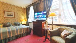 格但斯克波德维尔斯旧城区格但斯克酒店的配有一张床和一台平面电视的酒店客房