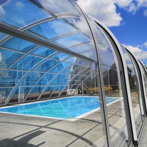 DittmannsdorfWindmühlenhof的一座玻璃建筑,里面设有游泳池