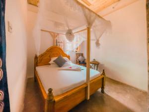 吉汶瓦The Kichwa House的一间卧室,卧室内配有一张木床