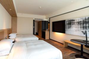 大园区桃园喜来登酒店的酒店客房设有两张床和一台平面电视。
