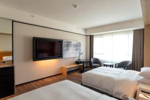 大园区桃园喜来登酒店的酒店客房设有两张床和一台平面电视。