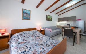 瓦图拉2 Bedroom Gorgeous Home In Valtura的一间卧室设有一张床和一间客厅。