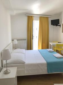 莫什尼卡德拉加Placa Apartments的卧室配有一张白色的大床和一张桌子