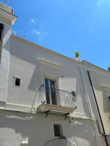曼弗雷多尼亚A Casa del Console apartment的白色的建筑,旁边设有阳台