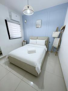 埃拉特Sea view penthouse Private rooftop jacuzzi的一间卧室设有一张大床和蓝色的墙壁