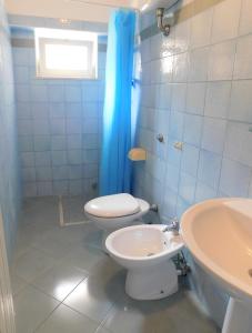 伊斯基亚Appartamenti Miramare in Collina的一间带卫生间和水槽的浴室