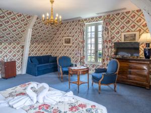 蒙巴宗阿尔蒂尼城堡酒店的一间卧室配有一张床、一台电视和一张桌子