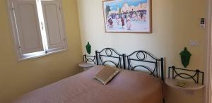 阿格希尔Chambre d'hôtes, Dar l'air du temps的一间卧室设有一张床和一个窗口