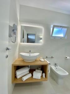 佩斯基奇Sirena Suite Deluxe的白色的浴室设有水槽和镜子