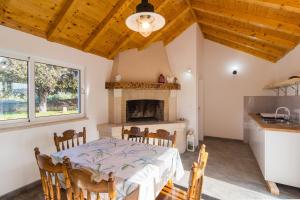 波斯蒂拉Holiday home Blato的厨房以及带桌子和壁炉的用餐室。