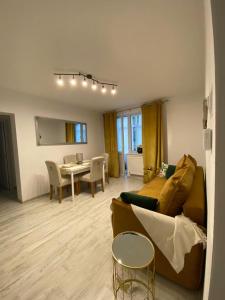 阿尔巴尤利亚ULO Residence的客厅配有沙发和桌子