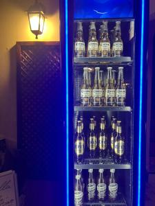 安塔利亚Villa Citronella Boutique Hotel的装满大量酒的冰箱