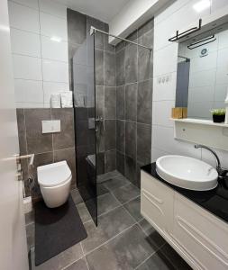 乌罗舍瓦茨Modern, City/Industrial Style的浴室配有卫生间、盥洗盆和淋浴。