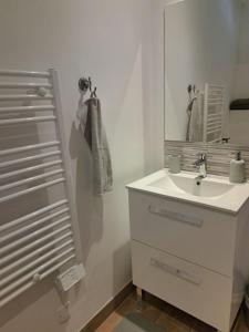 安德诺莱斯贝恩La Petite Perle的白色的浴室设有水槽和镜子