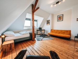 比勒费尔德4-Schlafzimmer-Terrassensuite Oasis - WORKSPACE EM-APARTMENTS DEUTSCHLAND的卧室配有一张床、一张桌子和椅子