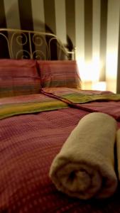 维德米内Apartament G66的床上铺着毛巾