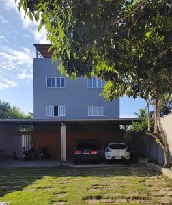 塞拉Ed Bertholi - Vista lateral do mar com garagem的车库内两辆车的房子
