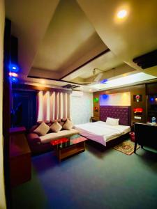 达卡HOTEL BLUE BIRD的一间卧室配有一张床和一个沙发