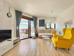 克尔克Charming Villa Ira with Pool的带沙发和黄色椅子的客厅