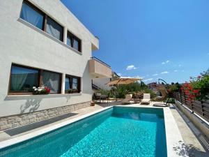 克尔克Charming Villa Ira with Pool的房屋前的游泳池