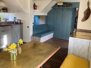 斯托尔河畔希普斯顿Whichford Mill Barn- Soulful retreat.的厨房配有桌子和蓝色橱柜