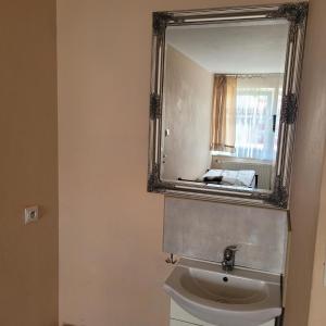 格但斯克旧城Noclegi Starogard的一间带水槽和镜子的浴室