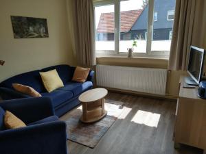 霍盖思Haus Waldblick的客厅配有蓝色的沙发和桌子
