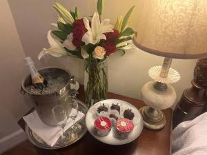哥伦比亚The 1425 Inn的花瓶上的桌子和纸杯蛋糕