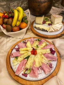 科尔托纳笆尔德立别墅酒店的桌上有两盘食物和水果