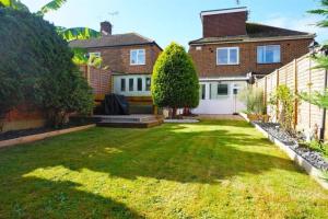 雷纳姆Lovely family home in Rainham, Kent的草场房子的后院