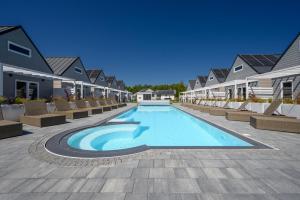 雅罗斯瓦维茨Resort Za Lasem的一个带躺椅的度假村的游泳池