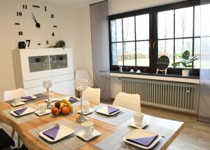 蒙绍Ferienhaus Dröfter Blick的用餐室配有带水果的木桌