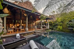 乌布Roshan Ubud Villa的一座带游泳池和房子的别墅