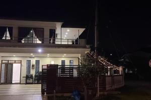 新山Mount Austin Corner Karaoke 24 pax with pool table的带阳台的房子,晚上有灯