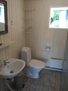 SöråkerLodge åstön的浴室配有白色卫生间和盥洗盆。
