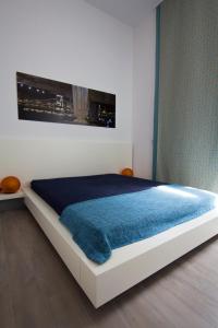 布达佩斯43号公寓的一间卧室配有一张带蓝色毯子的床