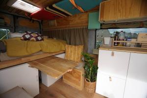 杜塞尔多夫Transi the Van的卧室配有一张位于走廊的床铺和一张桌子