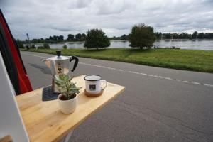 杜塞尔多夫Transi the Van的一张桌子、咖啡壶和咖啡杯