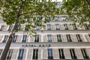 巴黎Hôtel Esté的上面有酒店出口标志的白色建筑