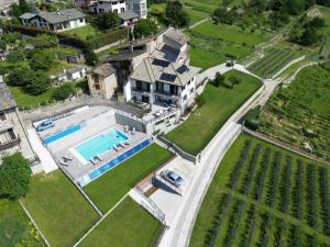 松德里奥Guest House Le Cassandre的享有带游泳池的房屋的空中景致