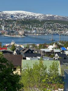 特罗姆瑟Apartment Tromsdalen. Tromsø的海港和桥梁城市美景