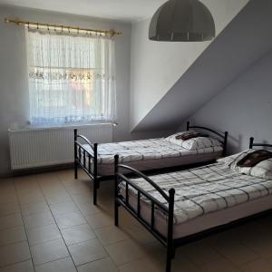 格但斯克旧城Noclegi Starogard的一间卧室设有两张床和窗户。
