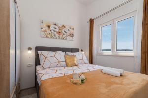 卡斯特尔·斯塔费力克Amazing sea view apartment- Romantica的一间卧室设有一张床和一个窗口
