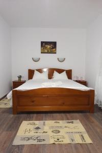 CăciulataCasa Teodora Caciulata的一间卧室配有一张带木制床架的床