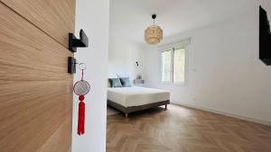 土伦VILLA HOLISTIKA : BED AND BREAKFAST / POOL / AIR CONDITIONING/ MONT FARON TOULON的白色的卧室设有床和窗户