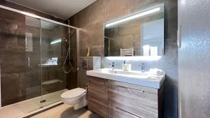 土伦VILLA HOLISTIKA : BED AND BREAKFAST / POOL / AIR CONDITIONING/ MONT FARON TOULON的一间带水槽、卫生间和淋浴的浴室