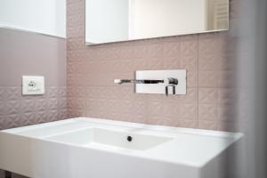 泰尔莫利La casa sul muraglione的浴室设有白色浴缸及镜子