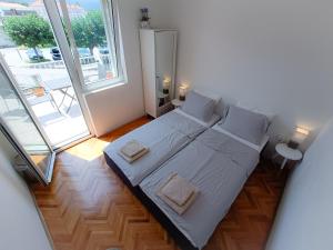 斯塔里格勒Holiday House Oleas Stari Grad Hvar - 2 Min To Center Ocean Bus Supermarket的一间卧室配有一张大床和两个枕头